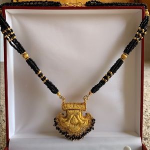 Stunning earrings and necklace!